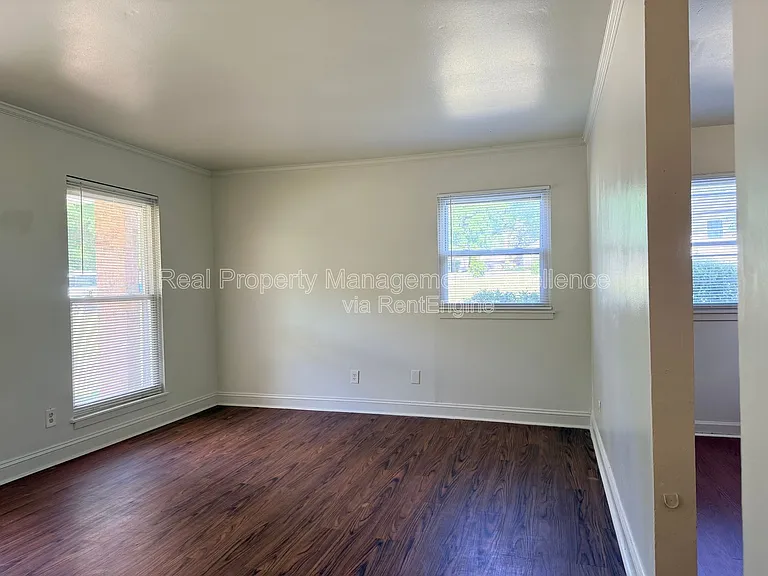 419 Walton St — Photo 3