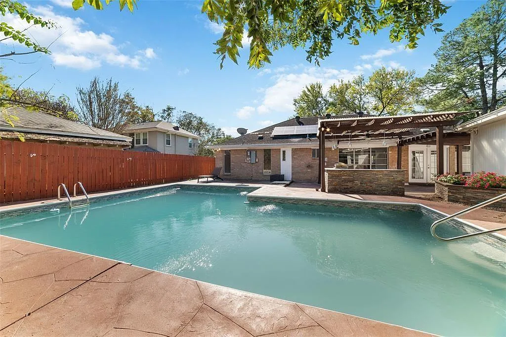 3 bed, 2.0 bath, 2136 sqft, $2,600 — Photo 3