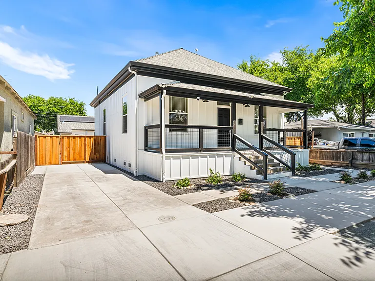 Front of house w/ driveway