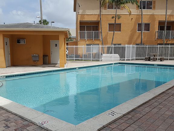 2nd image of 6215 SW Kendale Lakes Cir