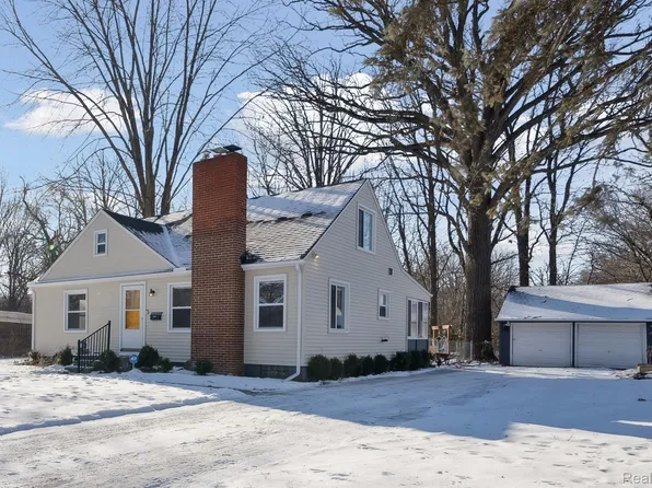 20402 Huntington Ave, Harper Woods, MI 48225