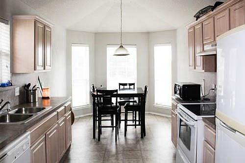 2nd image of 733 Nelson Pl