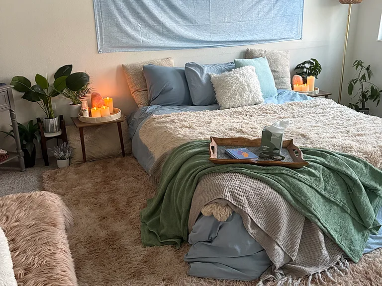 Master bedroom: Queen memory foam bed, lakeside, en-suite bath, walk in closet