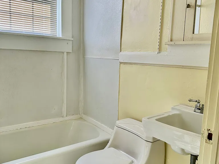 405 E Elm St — Photo 14