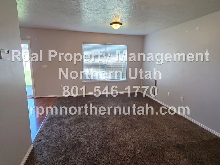152 W 2525 N — Photo 3