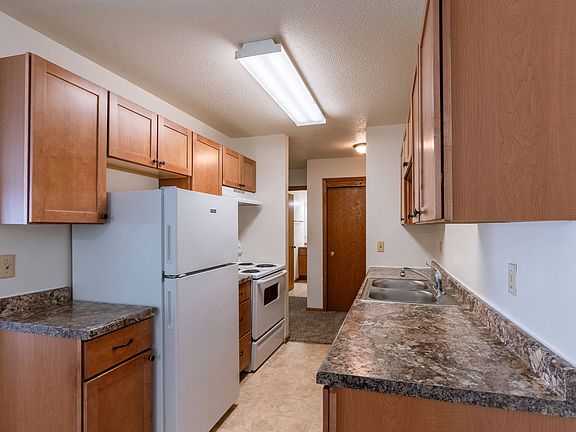 Fargo, ND Schrock Apartments | Kitchen
