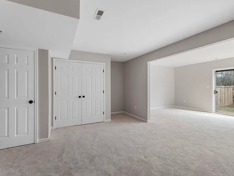946 Monet Dr — Photo 4