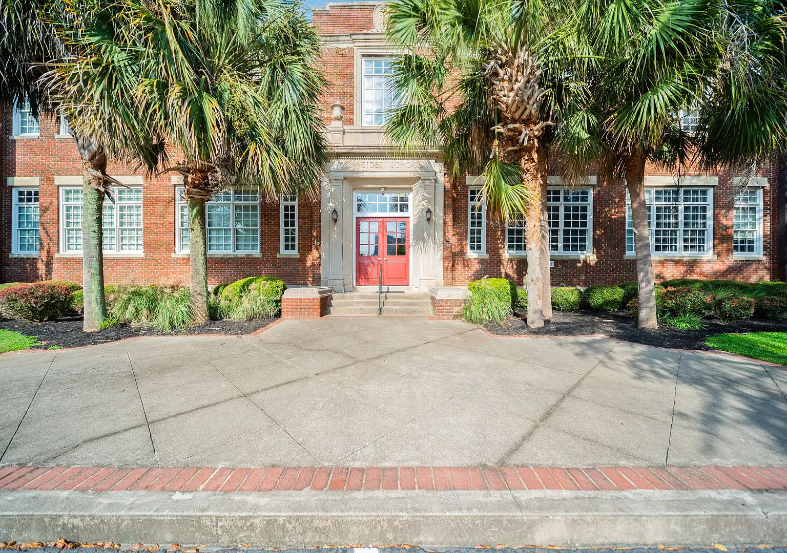 Charming 2-bedroom Condo- Old Shandon — Photo 1