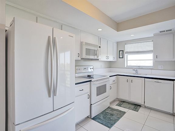 4th image of 3810 Via Poinciana #606