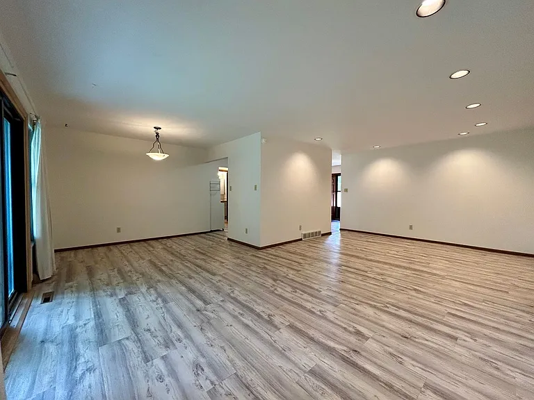 957 Roxwood Ln #C — Photo 6