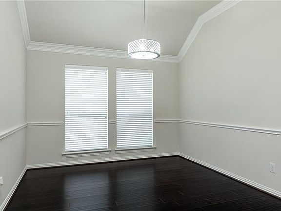 5th image of 935 Park Forest Dr