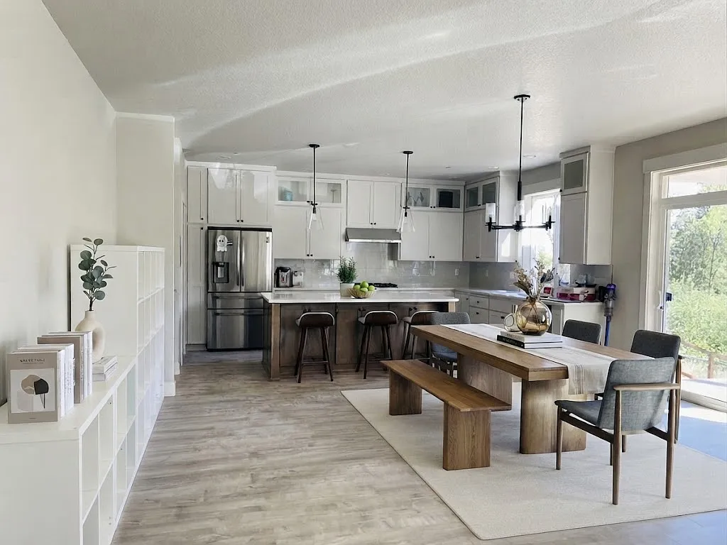 6 bed, 2.5 bath, 3066 sqft, $4,300 — Photo 3