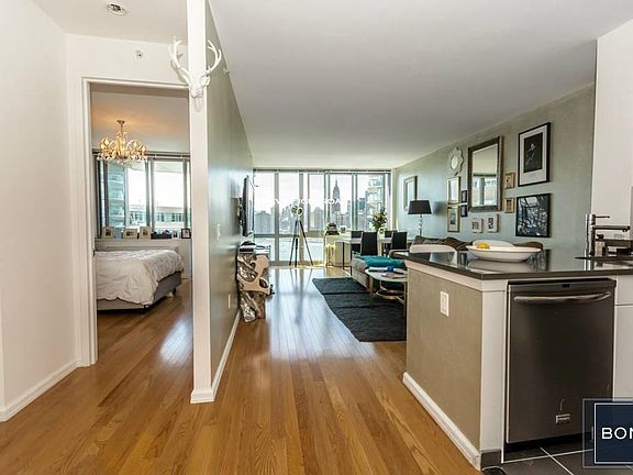 4th image of 4720 Center Blvd APT 2907