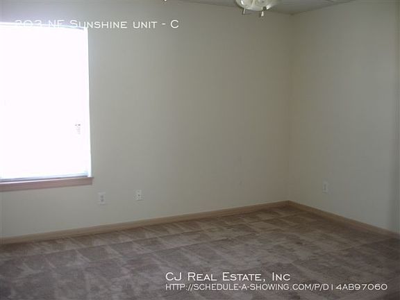 3rd image of 203 NE Sunshine St