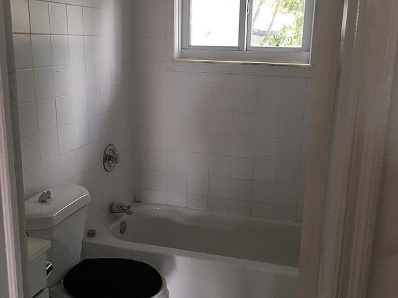 3rd image of 6321 Pembroke Rd APT 1