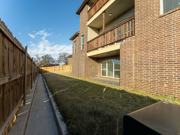 310 Oakwood Dr, Euless, TX 76040
