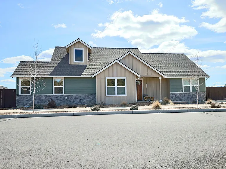 4310 SW Badger Ave — Photo 1