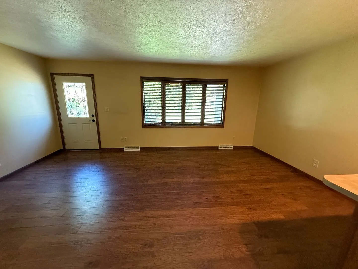 6 Bedroom, 3 Bath Home near Skyview Lake and Bel-Air School. — Photo 4