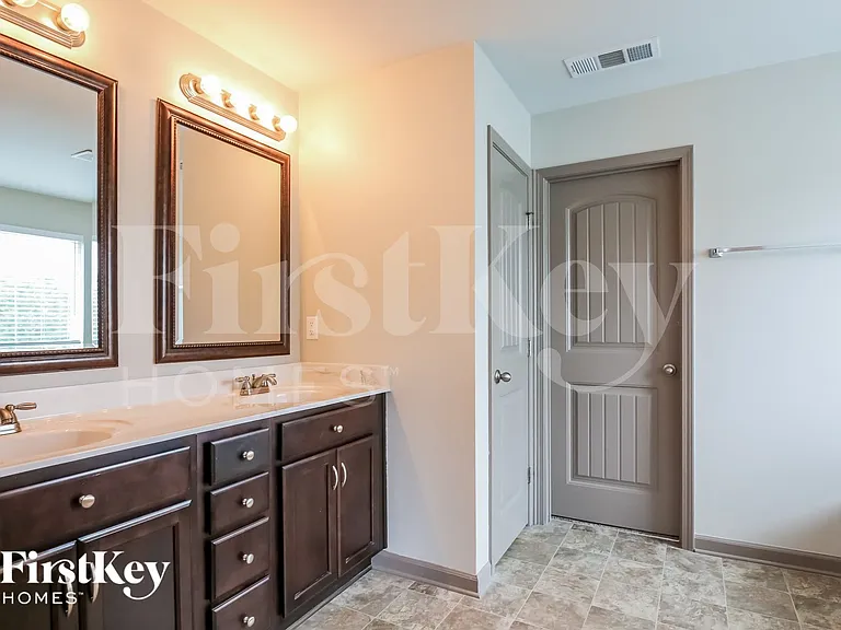 270 Freedom Pkwy — Photo 9
