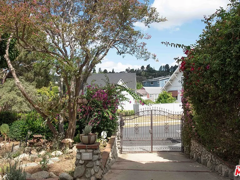 5662 Berkshire Dr — Photo 34
