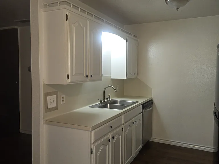311 Peachtree Ln — Photo 6