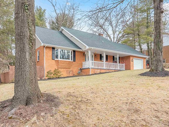5th image of 1411 Hillcrest Dr