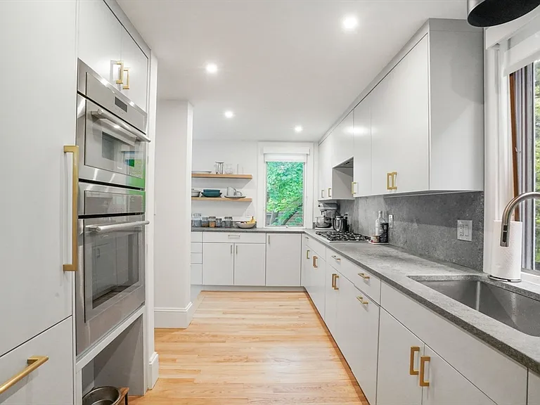8 Florence St #0 — Photo 4