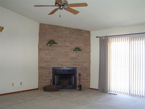 2nd image of 975 Prescott Dr