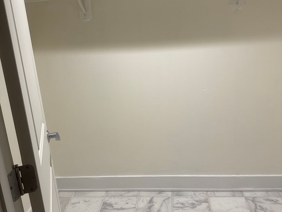 Walk-in U closet