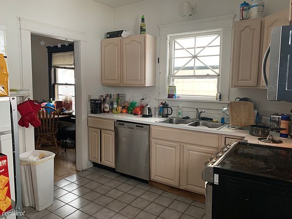 5th image of 302 E Madison St