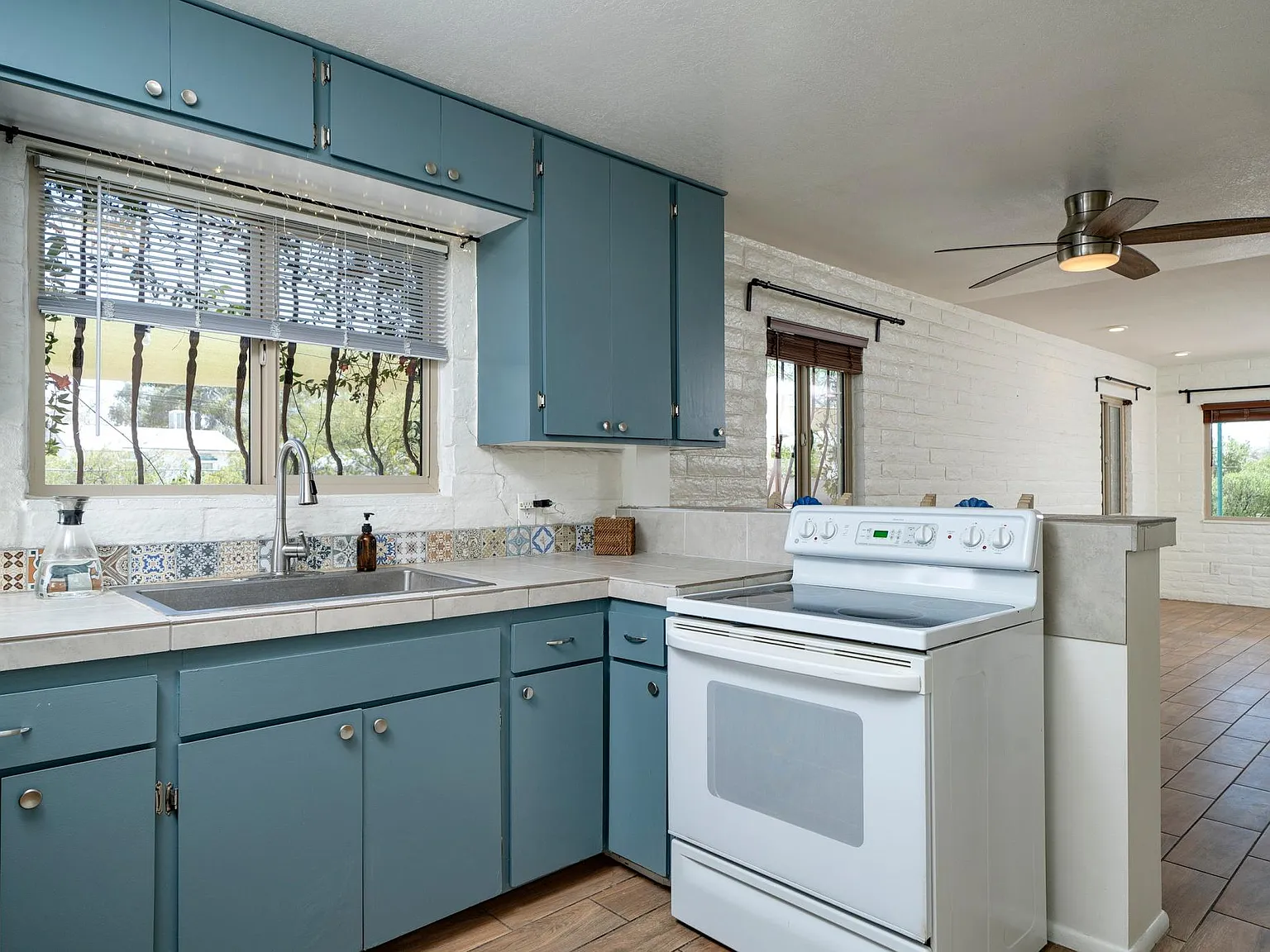 2 bed, 895 sqft, $1,350 — Photo 1