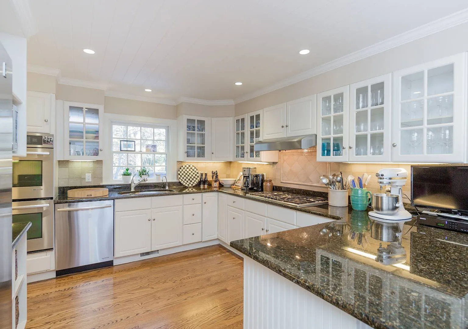 Charming East Hampton Village August Rental — Photo 3