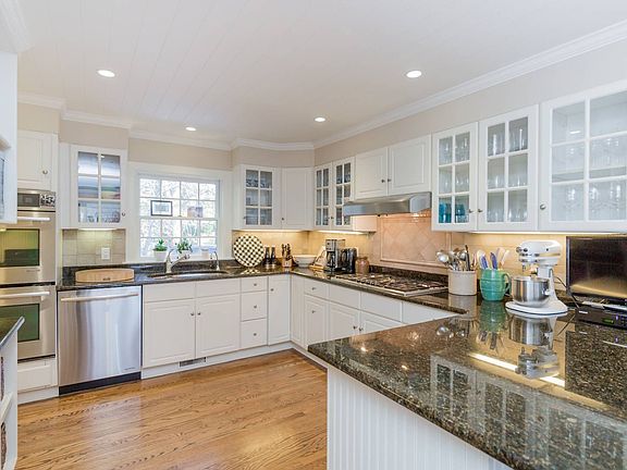 3rd image of 7 Amys Ct