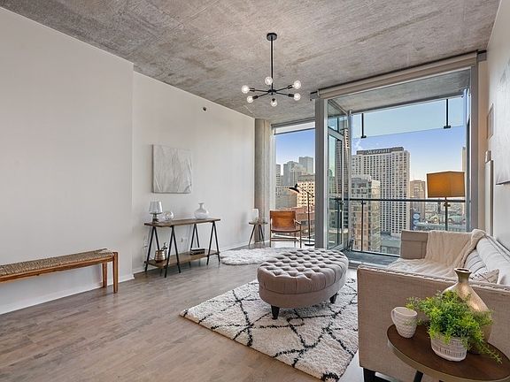 4th image of 600 N Fairbanks Ct Unit 2706