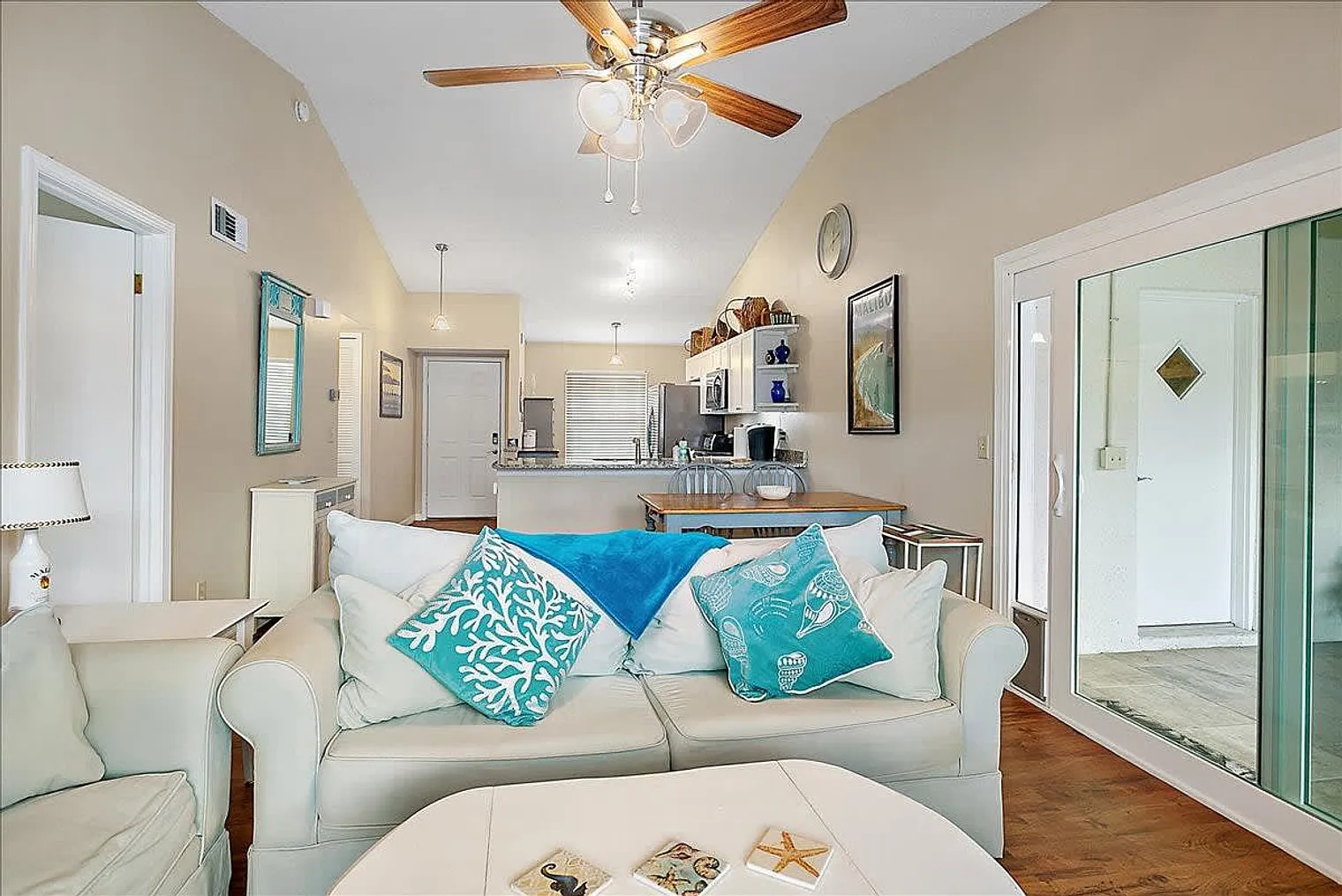 2 bed, 2.0 bath, 947 sqft, $2,820 — Photo 2