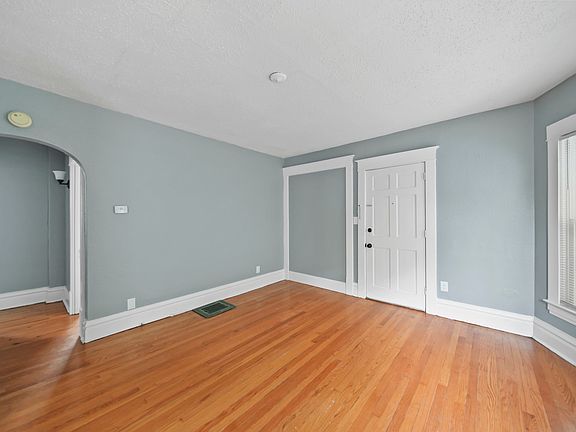 3rd image of 209 S Pennsylvania Ave #2