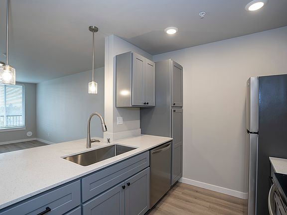 5th image of 638 N Trafton St #108
