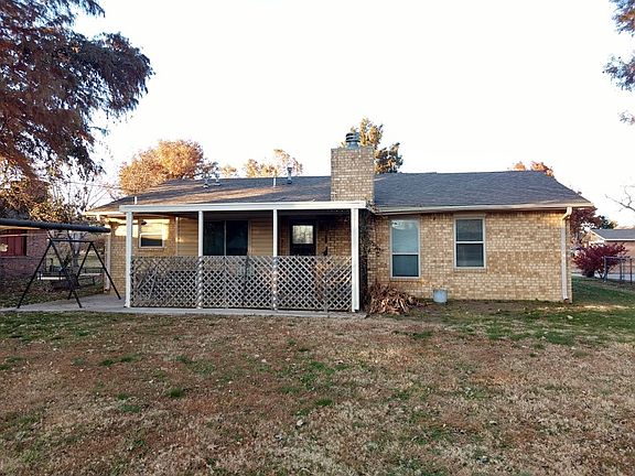 3rd image of 1405 Crestwood Dr