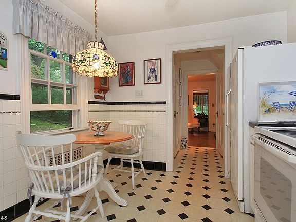 3rd image of 20 Lenox Ter