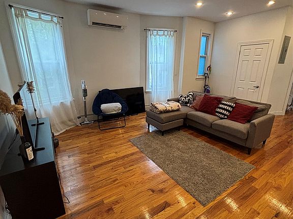 3rd image of 2866 Dudley Ave #1
