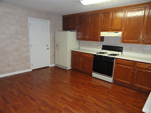 Huge kitchen w/fridge & oven