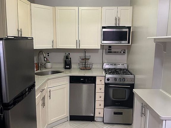 3rd image of 310 W 95th St APT 5F