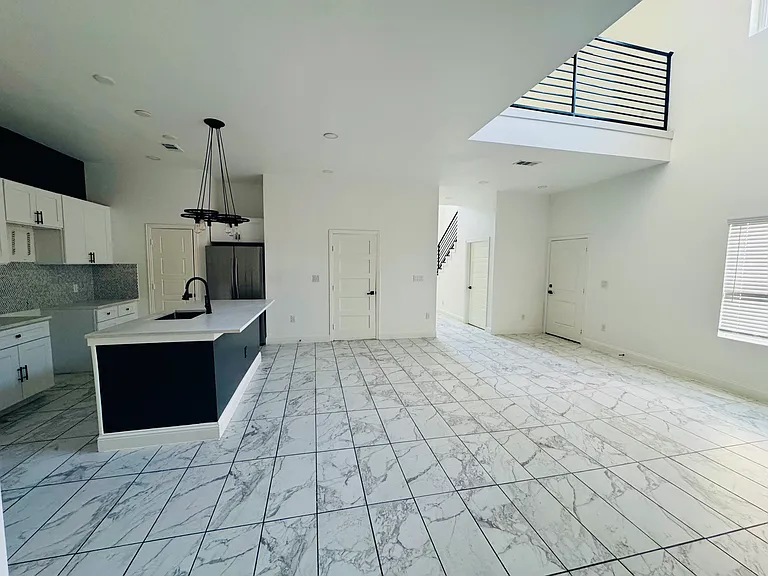 2906 Jim St — Photo 2