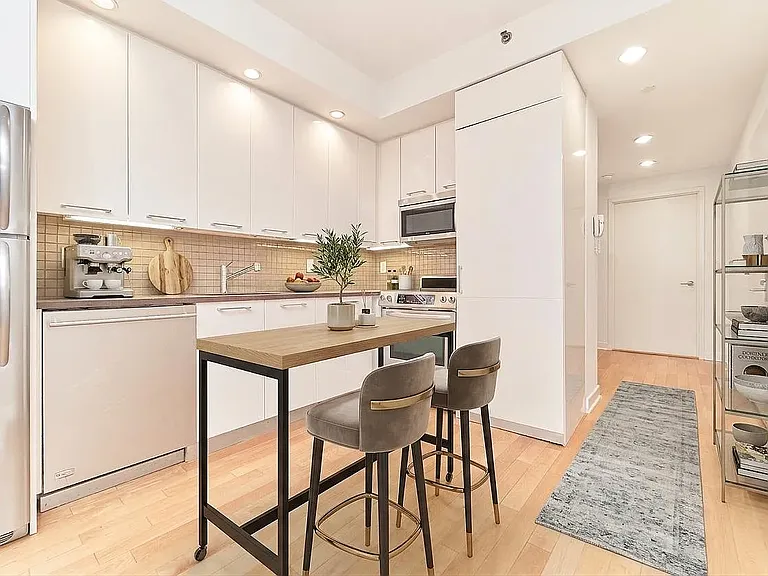 49 E 34th St #13A — Photo 2