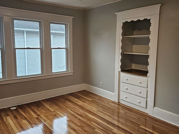 3rd image of 910 Belmont Ave #910