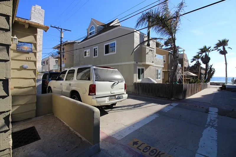 2 BR 2 BA Rustic Charming Beach House half Block to Ocean with Garage — Photo 4