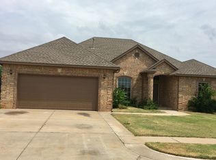 945 NE 30th St, Moore, OK 73160
