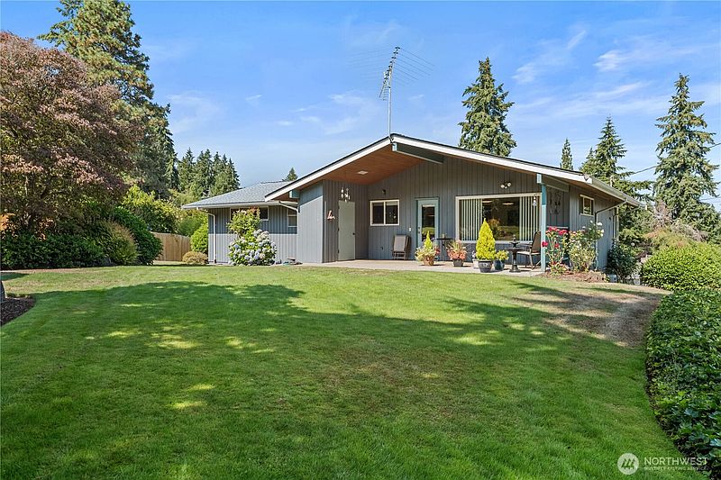 5th image of 1040 Rosewood Lane