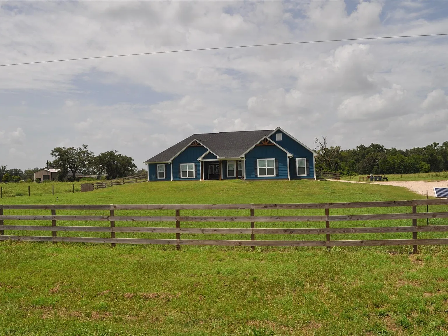 4 bed, 3.5 bath, 2692 sqft, $3,750 — Photo 2