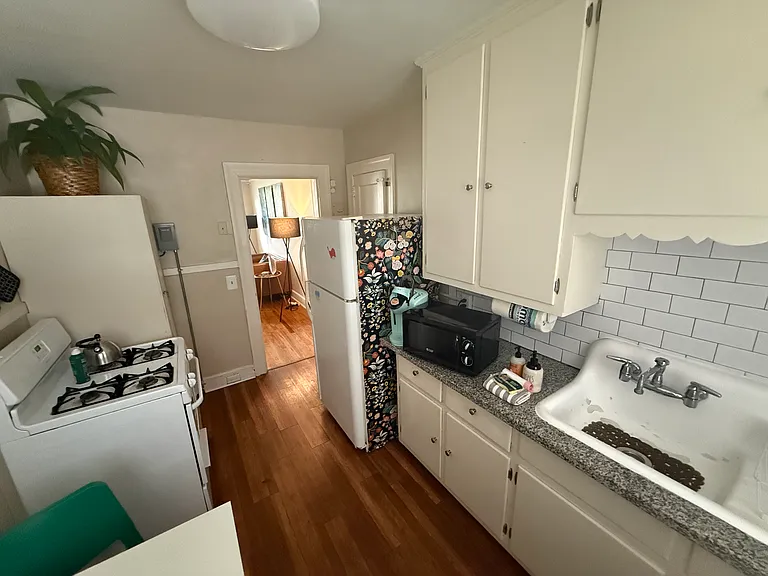 331 Cloverdale Rd #D — Photo 4